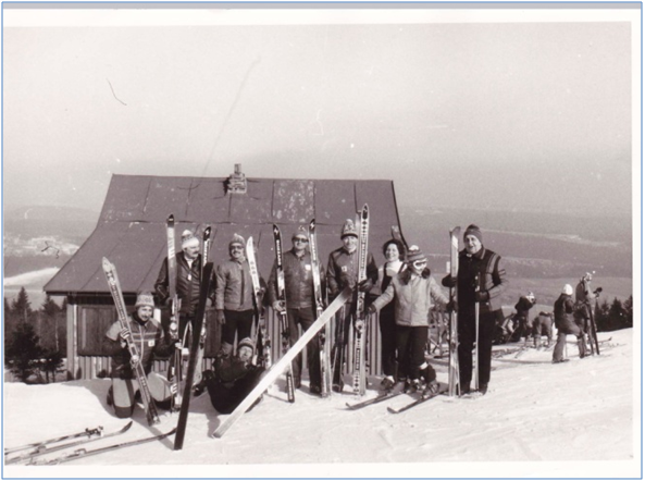 Nad Snenkou 1982:  Ji Petera ml ,Jan Holub, Oldich Pak, Vclav Rcker, ing. Andres, ekov, Dana Balihorov, ing Ji Petera st.,  lec Jan Teichman